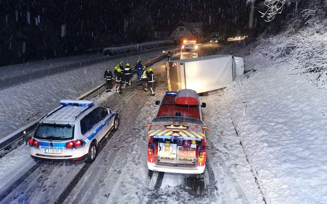 Na območju Mute se je prevrnil kombi