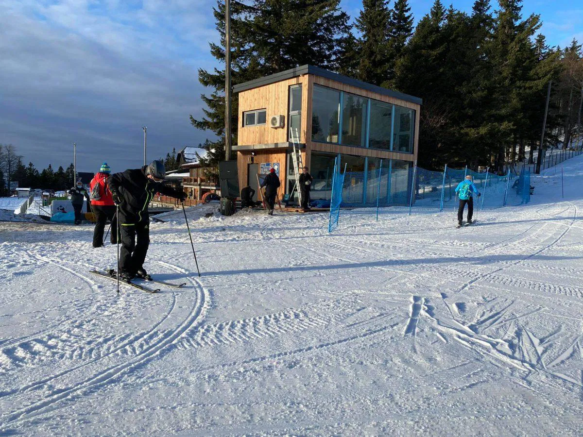 Na Kopah že odštevajo dneve do začetka zimske sezone, ki bo postregla z ugodnimi smučarskimi paketi in bogatim glasbenim programom
