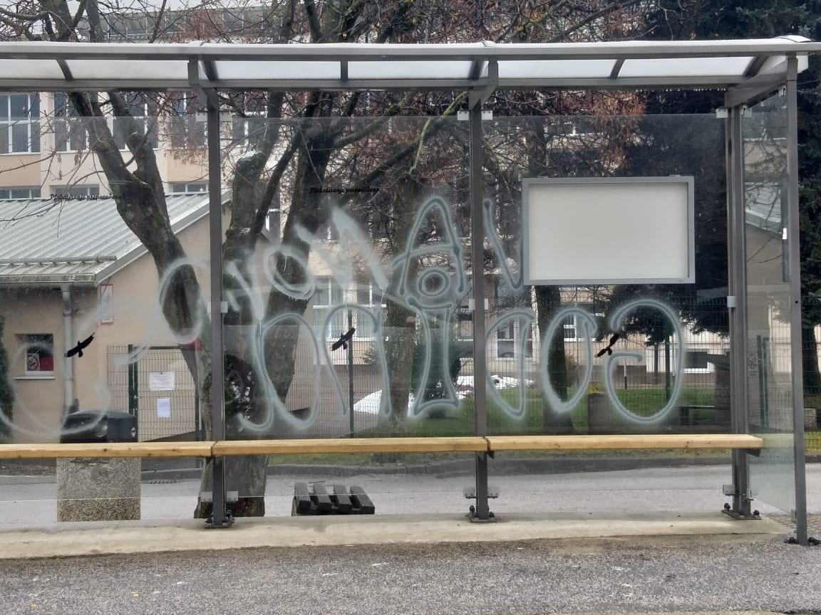 Na Prevaljah vandali popisali fasade, avtomobile in avtobusno postajališče