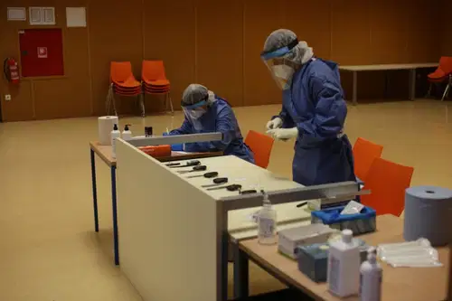 V ponedeljek potrdili nove okužbe v vseh koroških občinah, vlada bo o ukrepih ponovno razpravljala v sredo