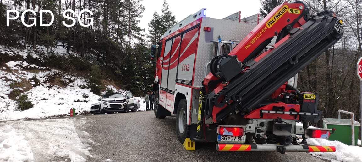 V Gornjem Doliču trčila tri vozila, poškodovano osebo prepeljali v SB Slovenj Gradec