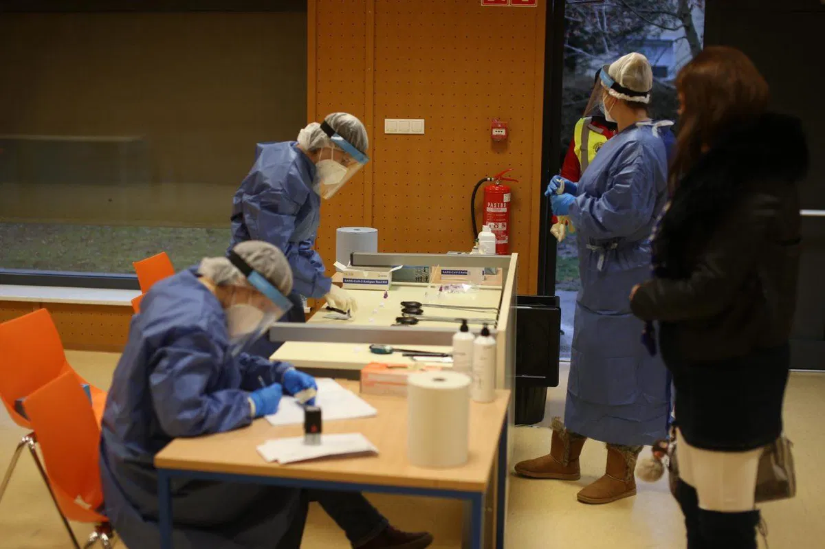 Na Koroškem v torek potrdili več kot 160 novih okužb