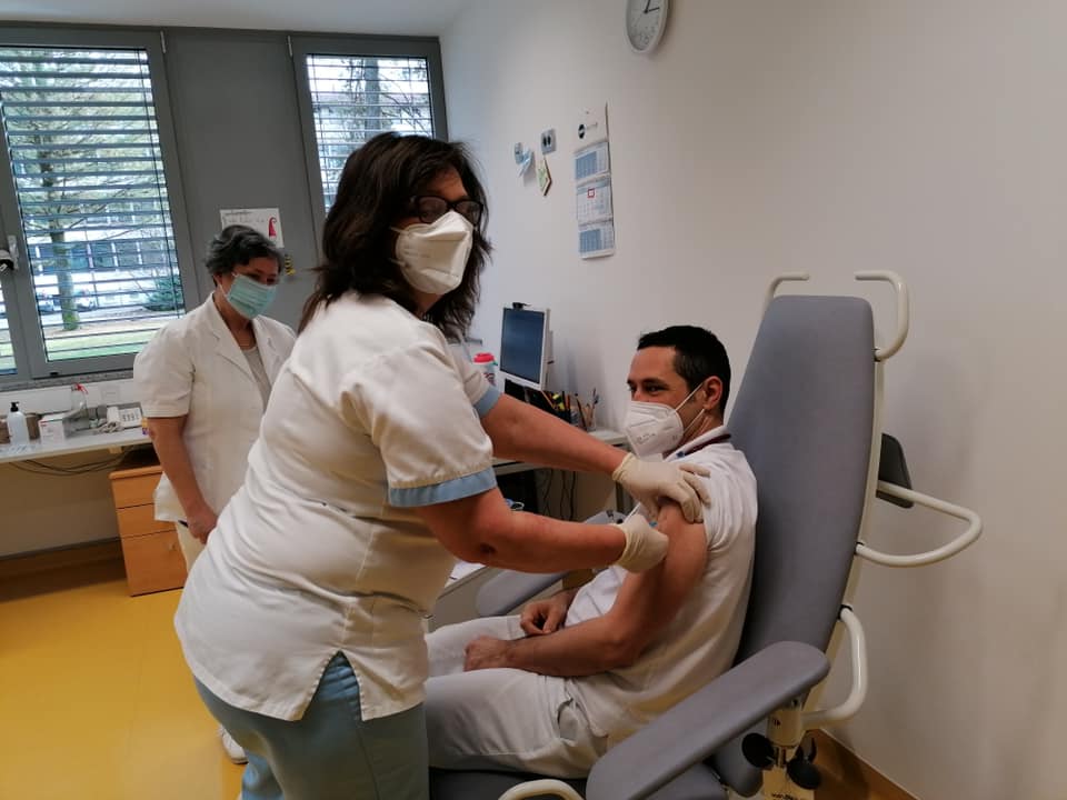 V slovenjgraški bolnišnici se je število bolnikov s covidom-19 znižalo, cepljenje zaposlenih v polnem teku