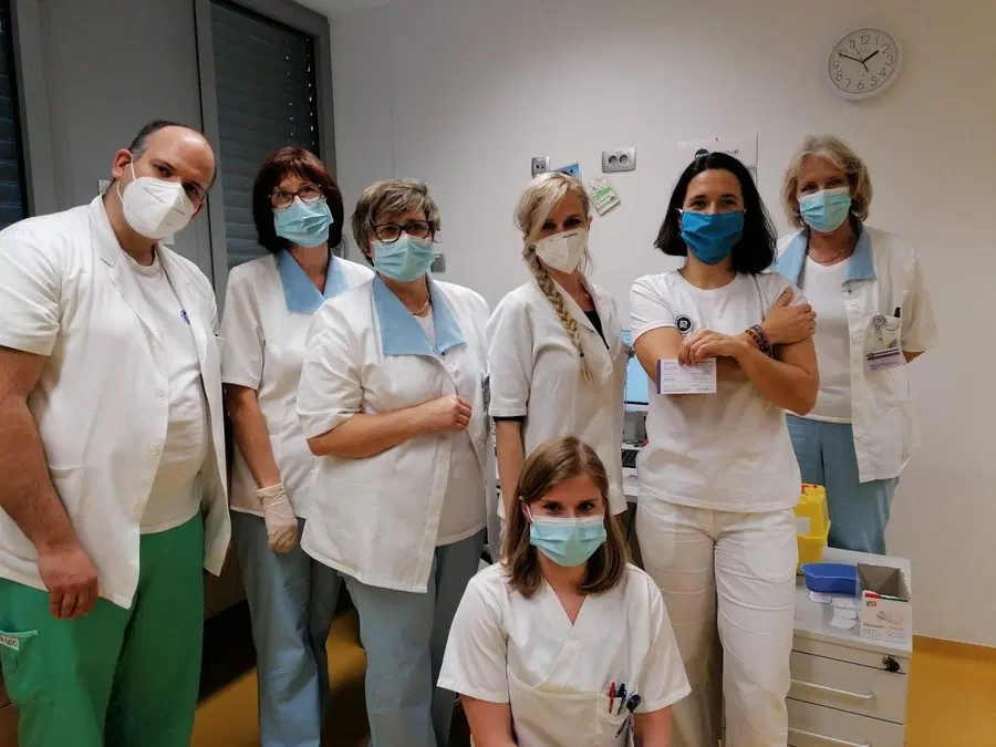 S cepljenjem proti covidu-19 začeli tudi v ZD Ravne, v SB Slovenj Gradec bodo do konca jutrišnjega dne cepili 360 zaposlenih