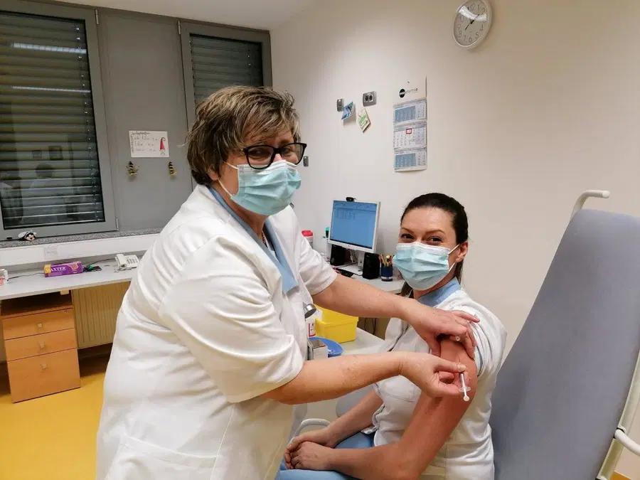 V SB Slovenj Gradec zdravijo 45 covidnih bolnikov, za cepljenje se je odločila že skoraj polovica zaposlenih