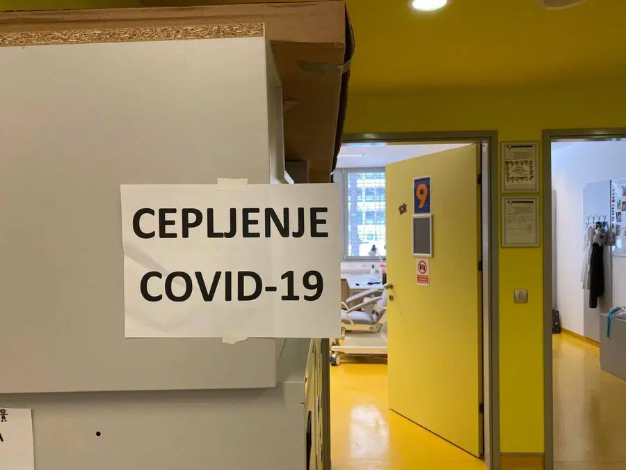 Okužba z novim koronavirusom potrjena pri 4,6 odstotka vseh polno cepljenih pri nas