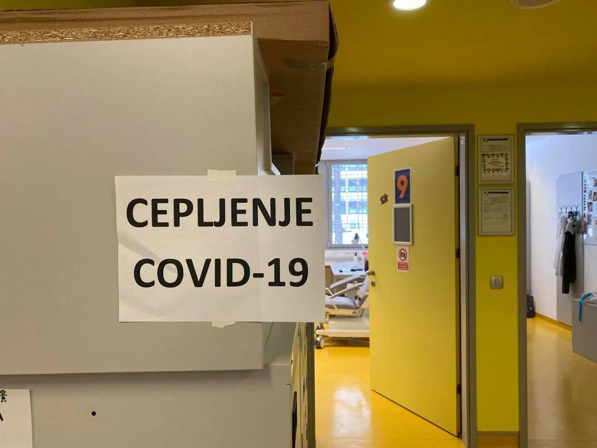 Okužba z novim koronavirusom potrjena pri 4,6 odstotka vseh polno cepljenih pri nas