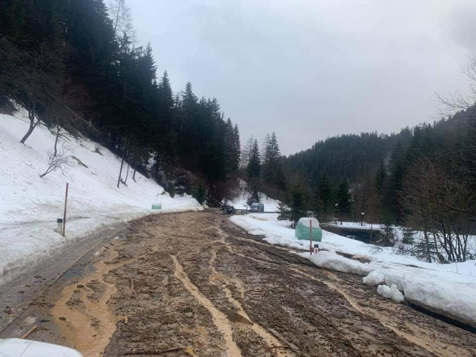 Na območju Črne se je na dveh lokacijah sprožil plaz