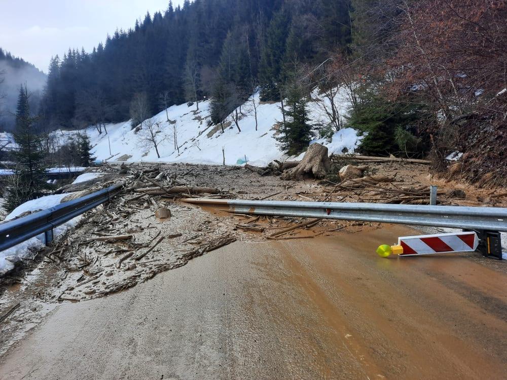 Cesta Črna – Sleme ostaja še naprej popolnoma zaprta. S sanacijo začnejo jutri