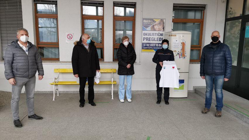 KS Dravograd zdravstvenim delavcem, reševalcem in civilni zaščiti v zahvalo podarila bele majice