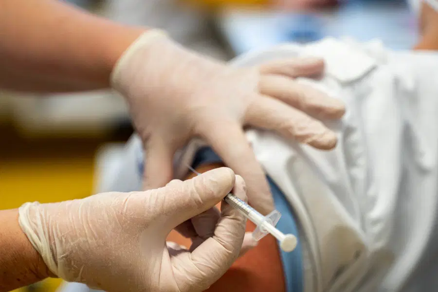 Na Ravnah najvišji delež cepljenih med koroškimi občinami. Mateja Logar poziva: "Cepite se, upoštevajte priporočila"