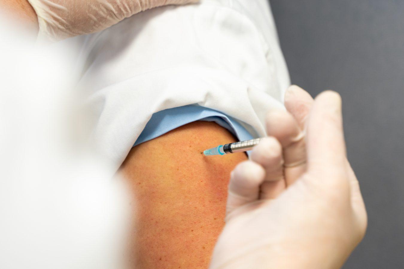 Večina prijavljenih neželenih učinkov po cepljenju splošne težave in bolečina na mestu vboda. Zabeležili pa so tudi smrti