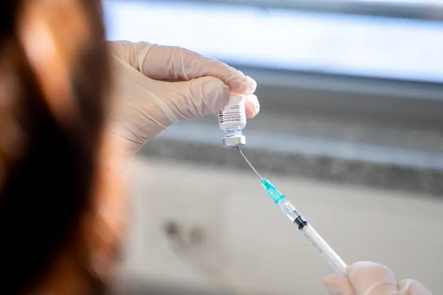 Nekaterim delavcem 70 evrov nagrade, če se bodo cepili proti covidu-19