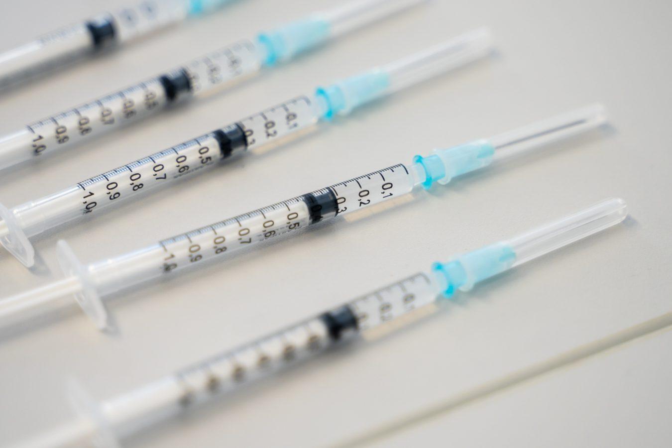 WHO opozarja, da države s poživitvenimi odmerki za vse le še podaljšujejo pandemijo. Nemški minister za zdravje napoveduje možnost četrtega odmerka