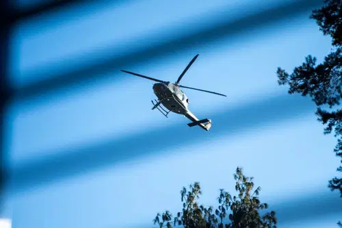 Delovna nesreča: Hudo poškodovanega 27-letnika s helikopterjem odpeljali v UKC Ljubljana