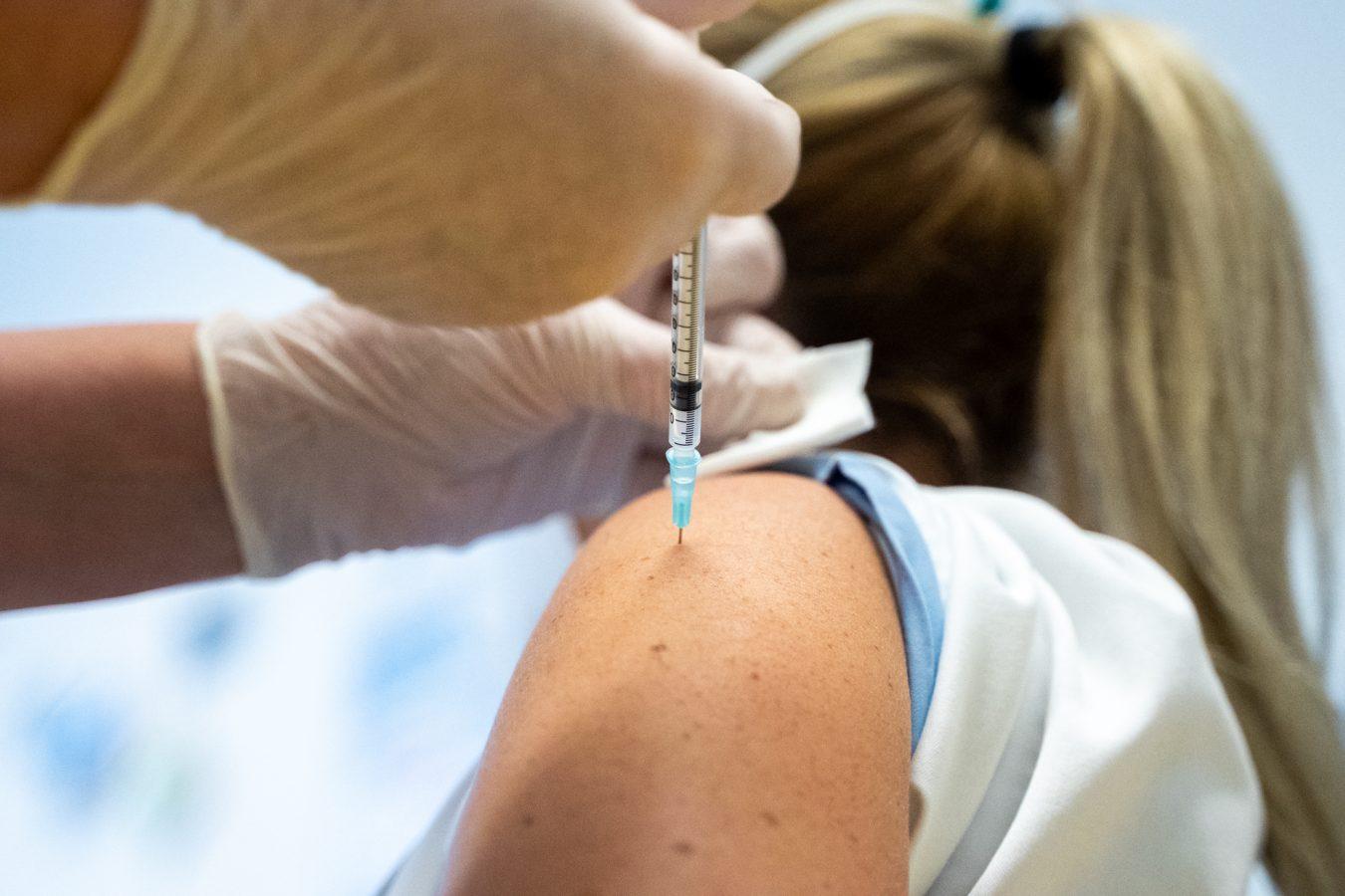 Kacin: Prihodnji teden načrtujemo začetek cepljenja vzgojiteljev in učiteljev proti covidu-19