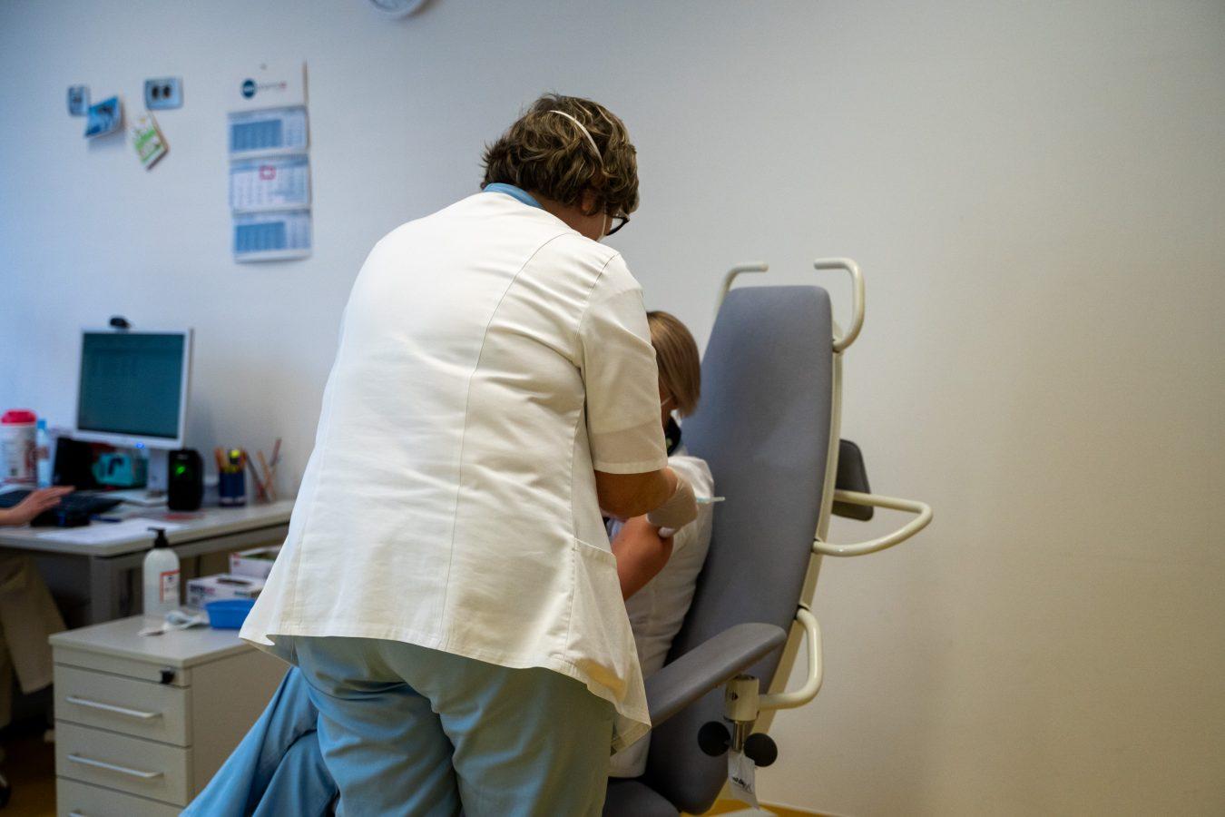 Ni znano, ali lahko kljub cepljenju z mRNK cepivom širimo virus