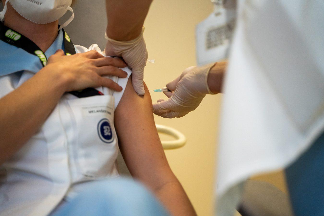 V Veliki Britaniji z AstraZeneco doslej 30 primerov krvnih strdkov in sedem smrti