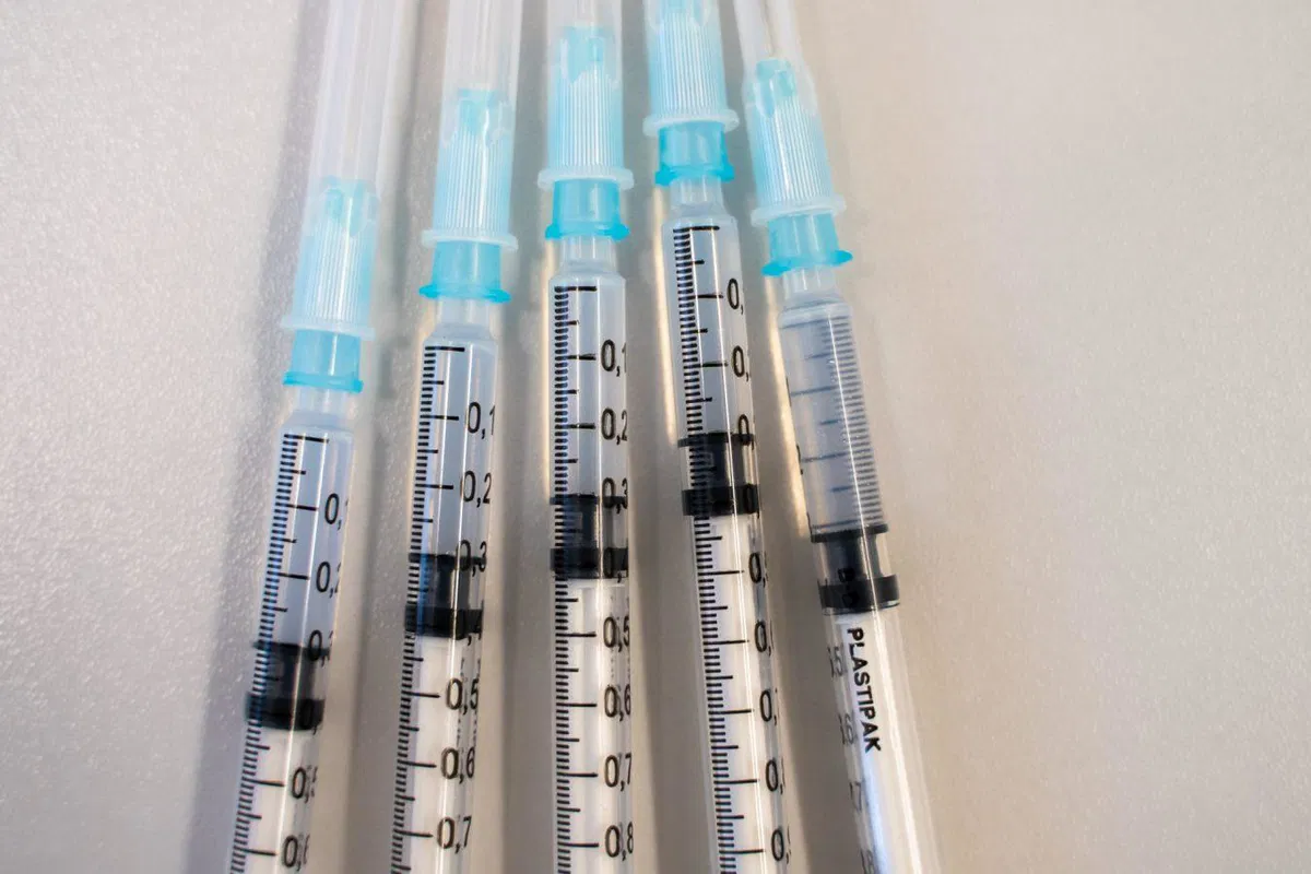 Prebolevniki po cepljenju s cepivi mRNA verjetno dosmrtno zaščiteni pred covidom-19