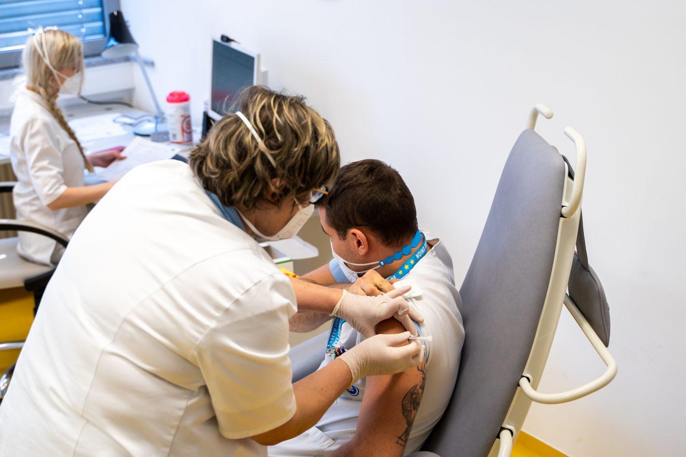 V Sloveniji presegli 300 tisoč cepljenih oseb s 1. odmerkom cepiva proti covidu-19. Kakšna je precepljenost na Koroškem?