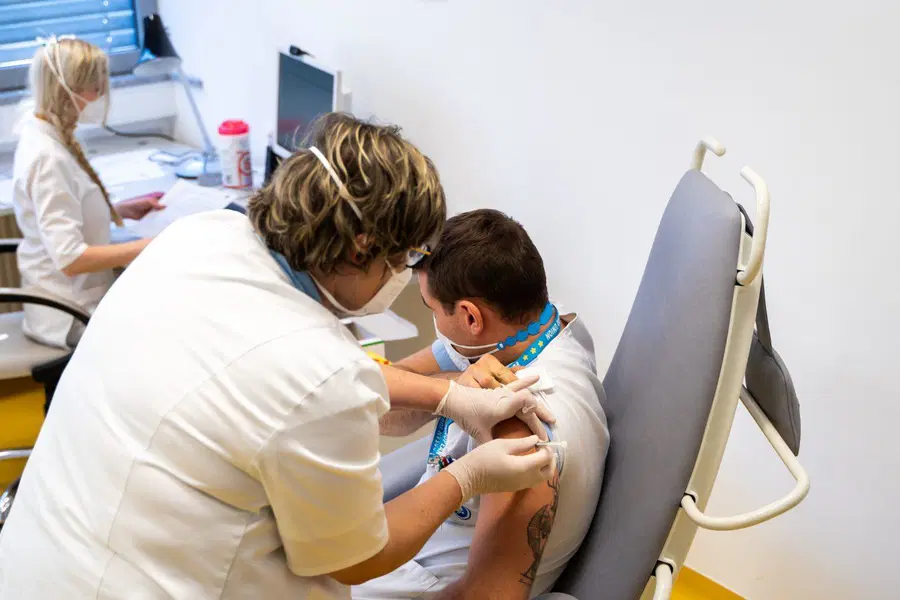 Ministrstvo s prošnjo cepilnim centrom, naj cepijo tudi ta konec tedna