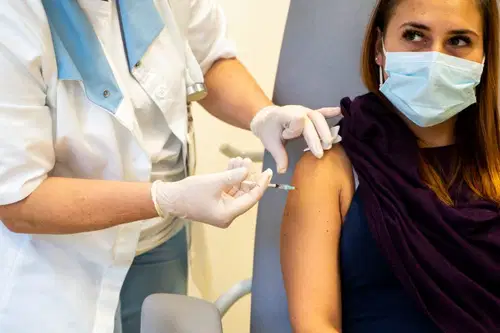 Na NIJZ so doslej prejeli več kot 1300 poročil o neželenih stranskih učinkih cepljenja proti covidu-19, od tega pet poročil o smrti