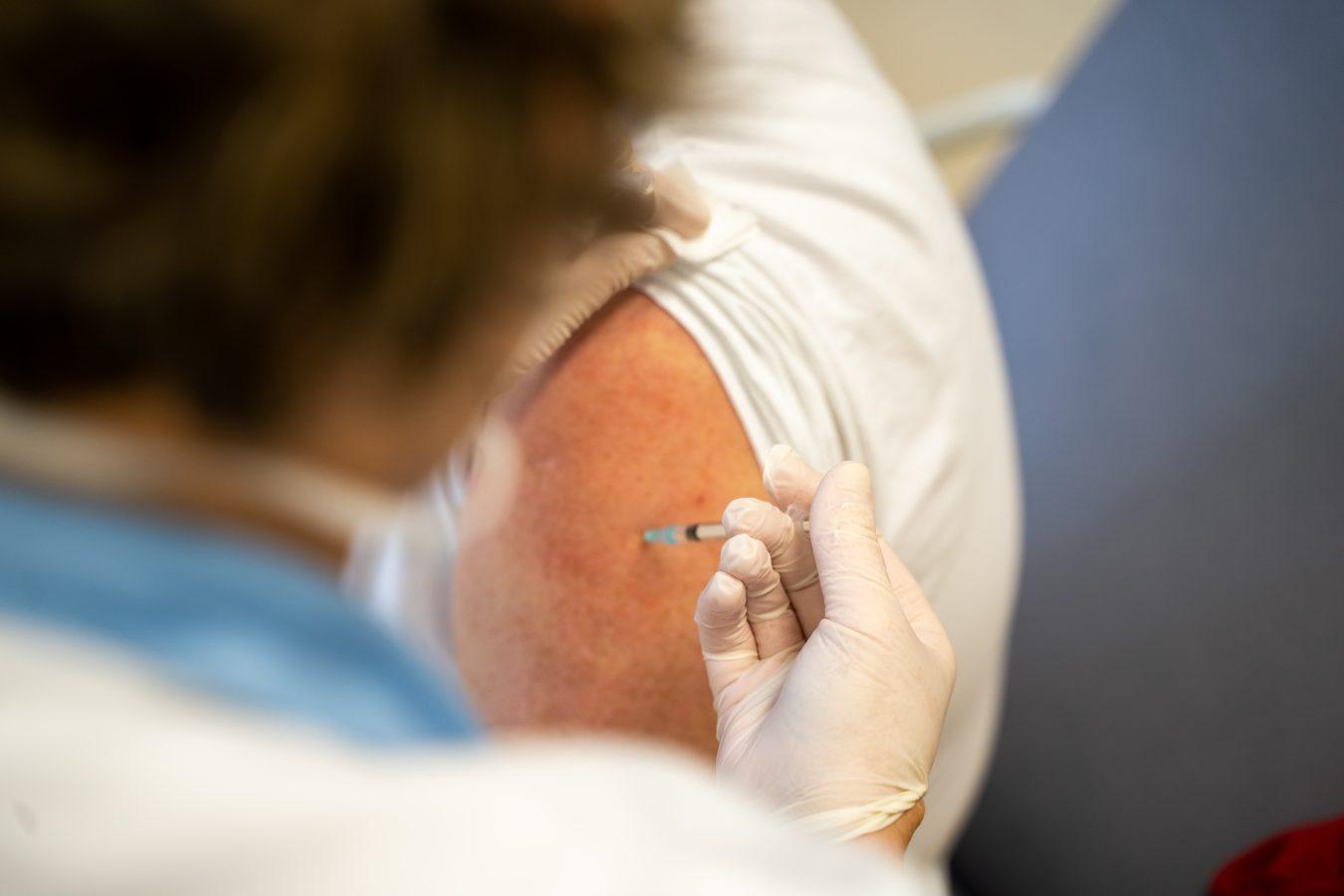 V Grčiji denarne kazni za necepljene nad 60 let. Zbrane globe bodo namenjene bolnišnicam