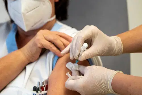 V regijski bolnišnici pozivajo k cepljenju. Lavre: "Bodimo solidarni in skupaj premagajmo to zahrbtno epidemijo, ki ji v sodobni zgodovini še ni bilo primere"
