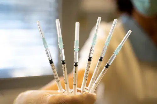 Posvetovalna skupina odobrila možnost cepljenja otrok od 12 leta s poživitvenim odmerkom cepiva proti covidu-19