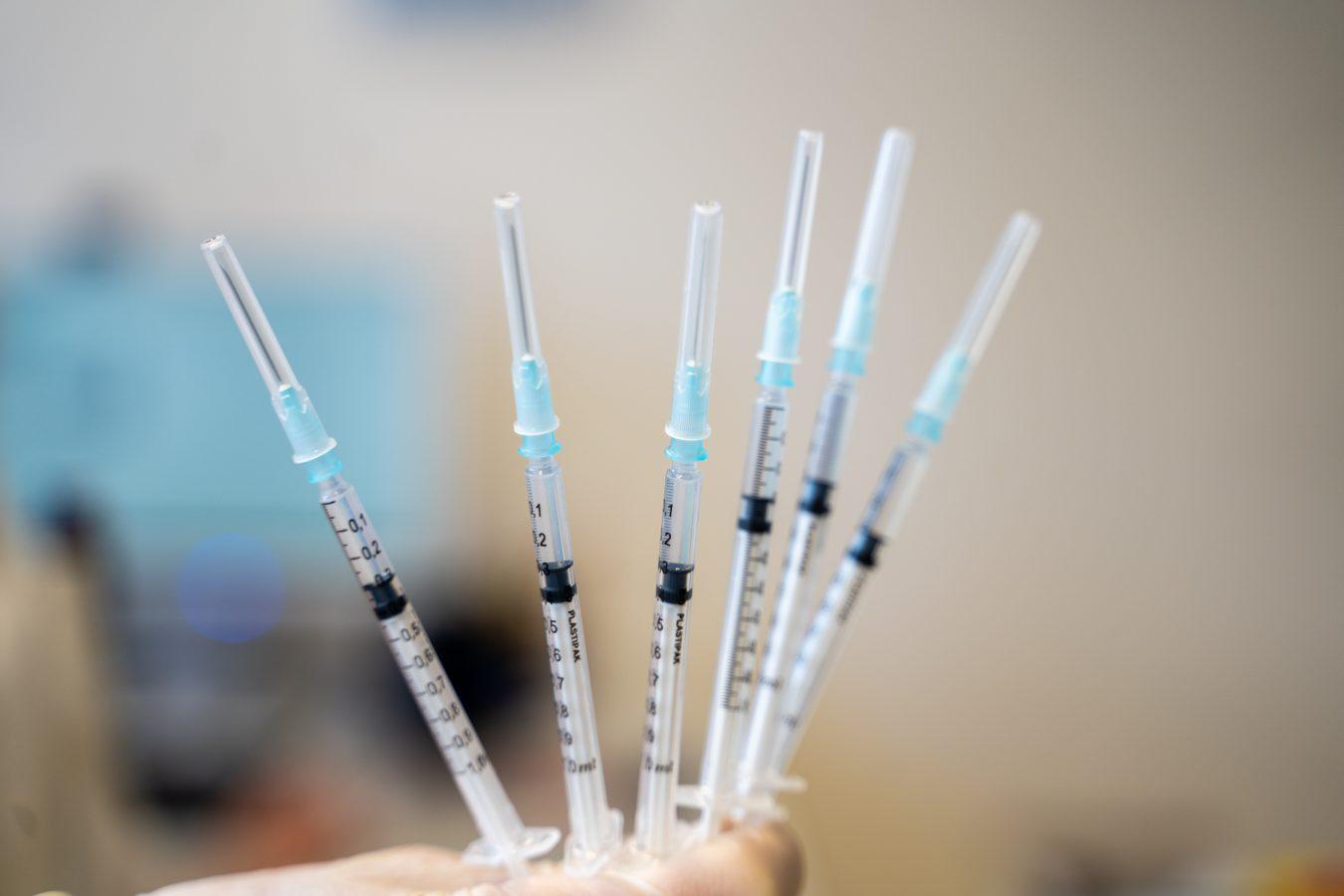 Znanstveniki odkrili sprožilec redkih krvnih strdkov po cepljenju z AstraZeneco