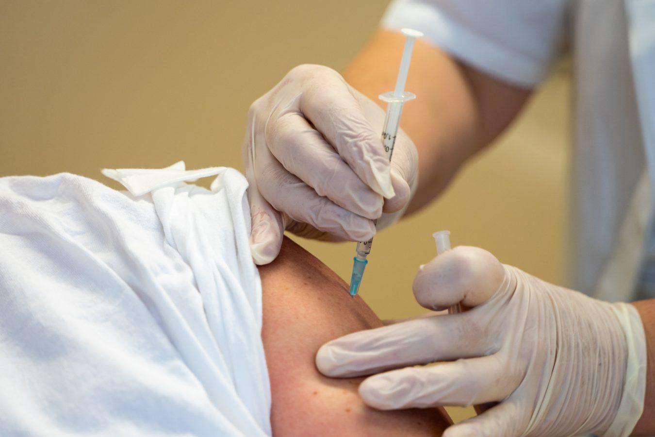 Ameriška vlada uradno odstopa od zahteve po cepljenju v večjih podjetjih