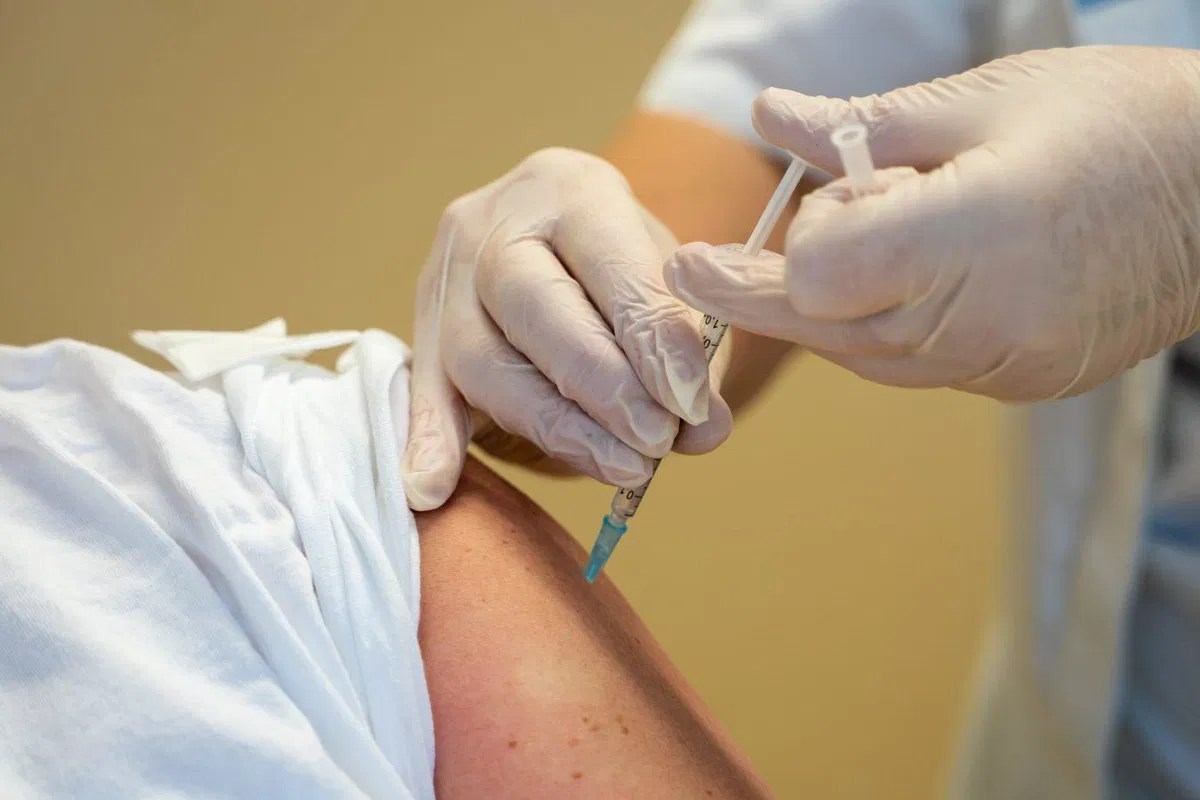 Cepivo Pfizer/BioNTech 100-odstotno učinkovito pri mladostnikih. Ema preučuje prošnjo za odobritev poživitvenega odmerka cepiva Johnson & Johnsona