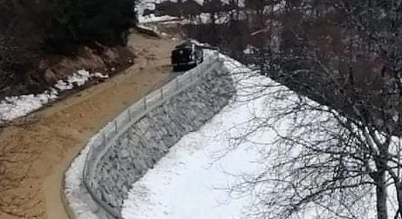 Na območju Črne ostaja do preklica zaprta lokalna cesta Rezman-Javorje-Ciganija