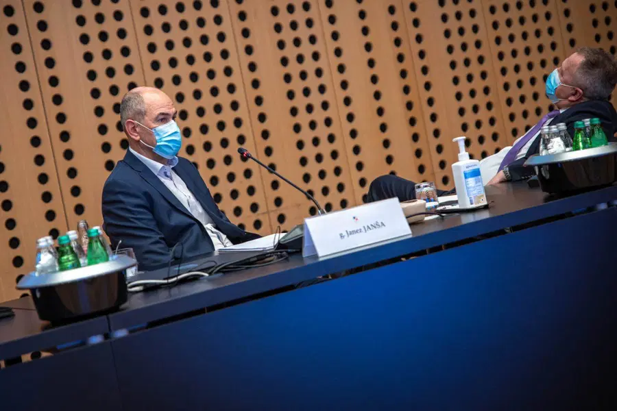 Vlada podaljšala večino protikoronskih omejitev, šole ostajajo zaprte