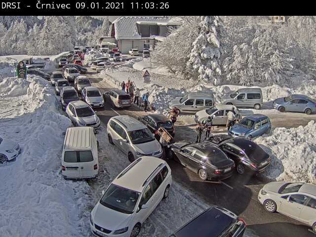 Policija opozarja na povečan promet proti turističnim krajem in planinskim izhodiščem