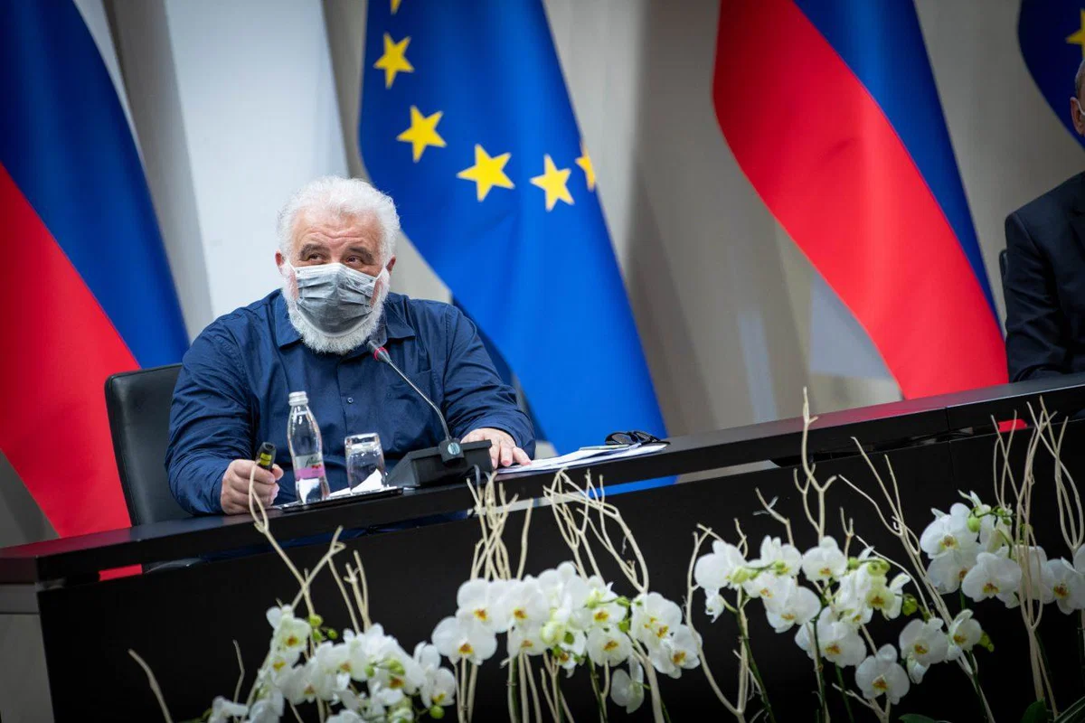 Krek dobil globo za nenošenje maske na bencinski črpalki