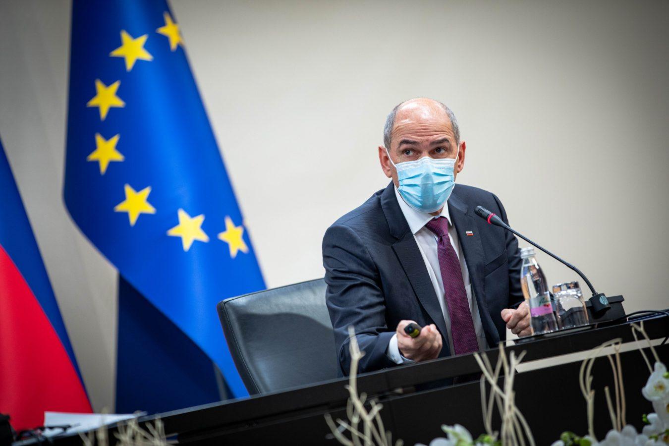 Janša: Z omejitvenimi ukrepi bomo morali živeti najmanj do pomladi