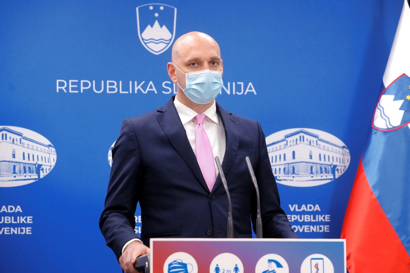 Zajc: Oblačila se lahko prodajajo le v specializiranih prodajalnah z otroškim programom