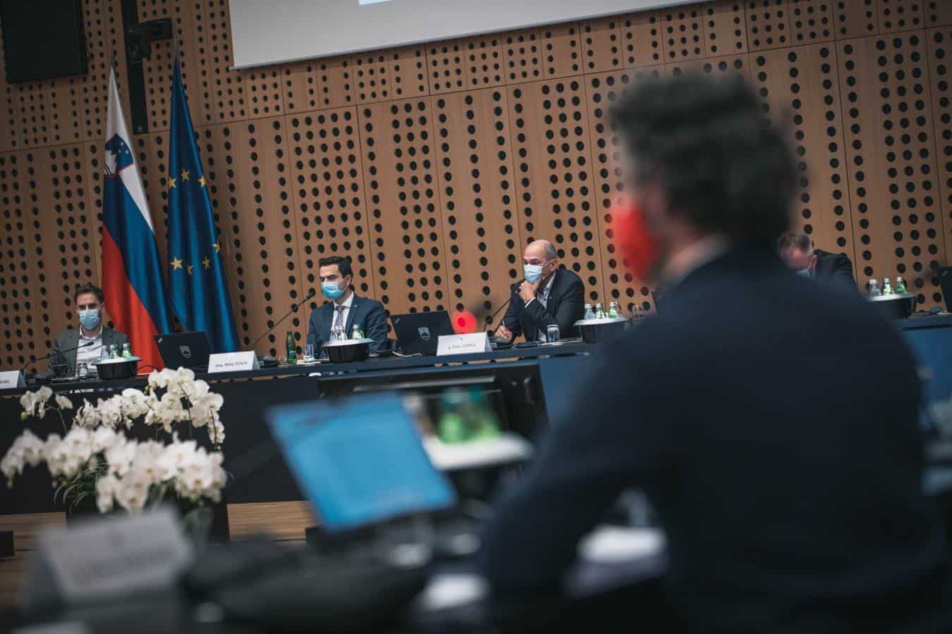 Vlada: Rdečih še samo 7 regij. Po novem dovoljena prodaja nogavic in perila