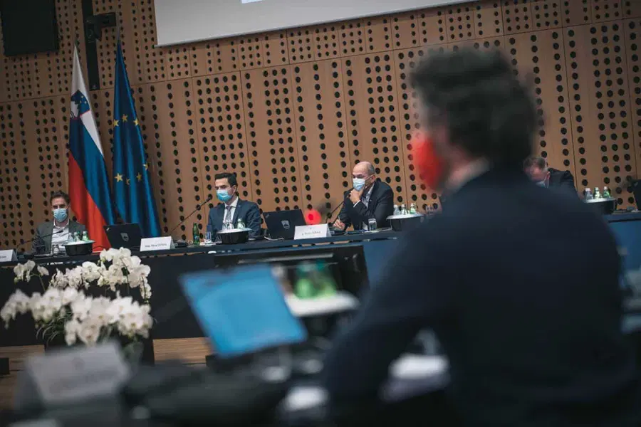 Vlada: Rdečih še samo 7 regij. Po novem dovoljena prodaja nogavic in perila