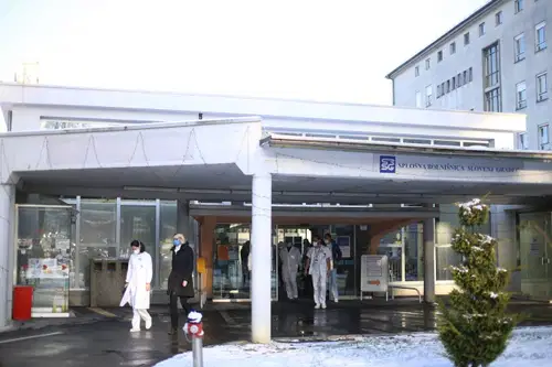 Na Koroškem potrdili nove okužbe v enajstih občinah. V SB Slovenj Gradec zdravijo 48 covidnih bolnikov, tudi otroke