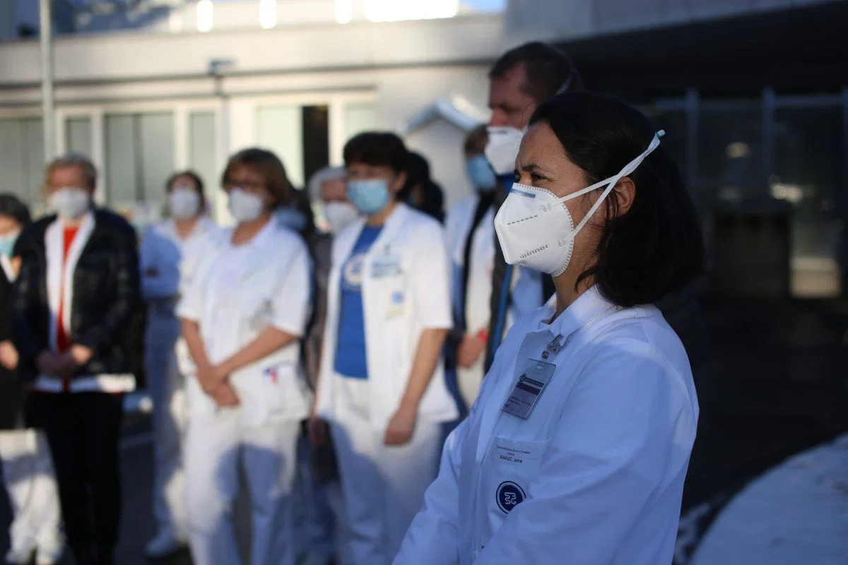 NIJZ bo covid-19 odslej obravnaval kot ostale okužbe dihal