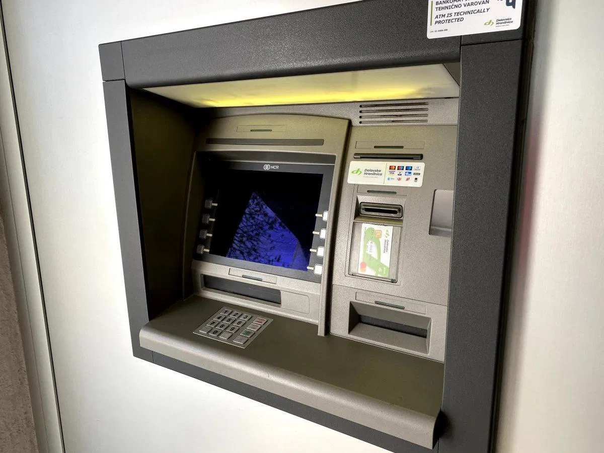 Na bankomatu v Črni se je našel denar, lastnika čaka v TIC Črna