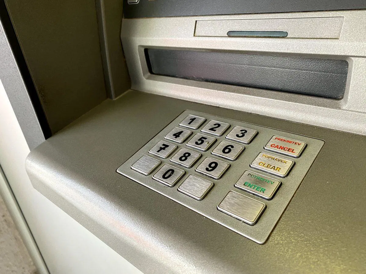 Zapleti pri nakazilu socialnih transferjev na račune pri Sberbank