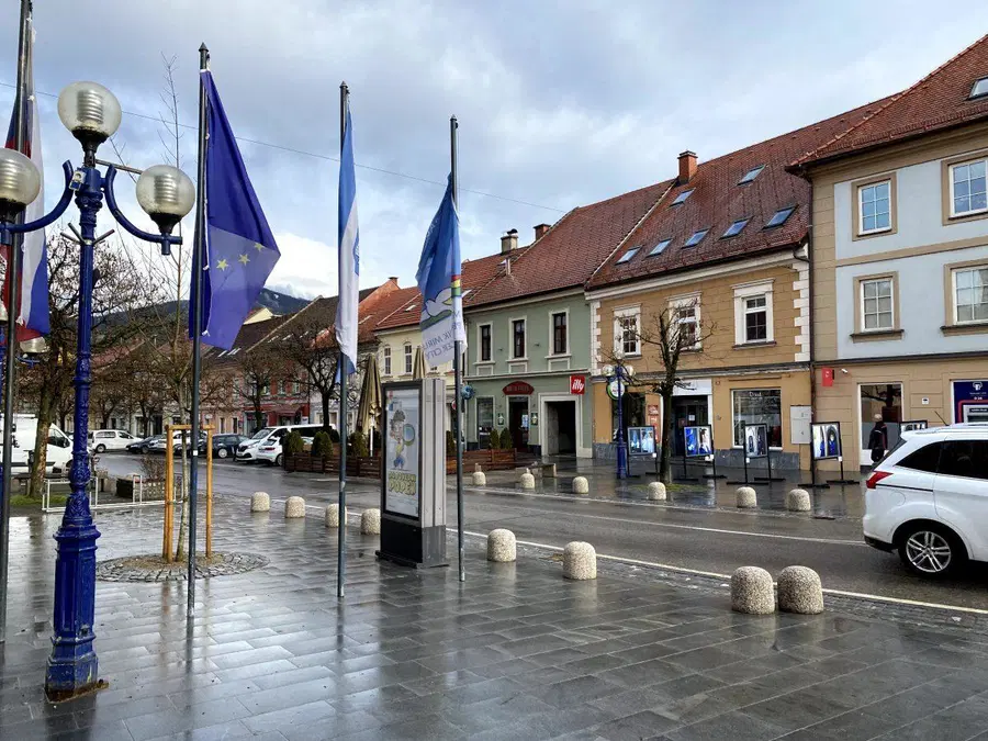 Policisti v Slovenj Gradcu obravnavali tatvino treh zastav, v Velenju nasilje med mladoletniki