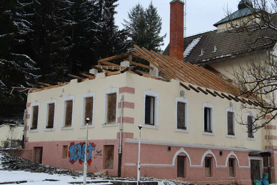 Rušenje Rimskega vrelca zaradi varnosti poteka počasneje od načrtovanega