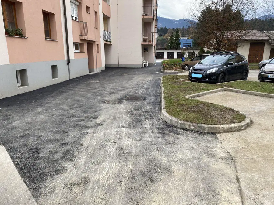 V MOSG sanirali parkirišče na Partizanski ulici in stopnišče pri upravni enoti