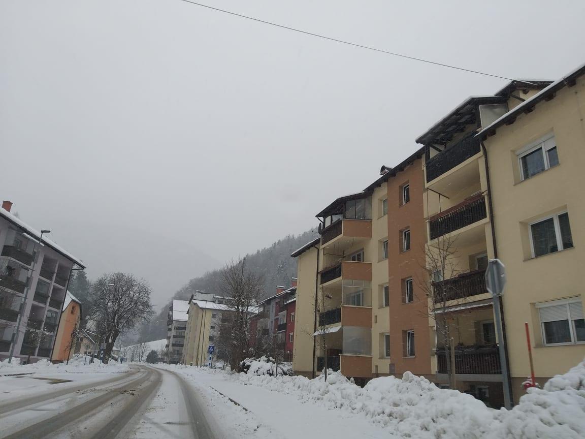 Občina Črna poziva lastnike avtomobilov da jih umaknejo s parkirišč