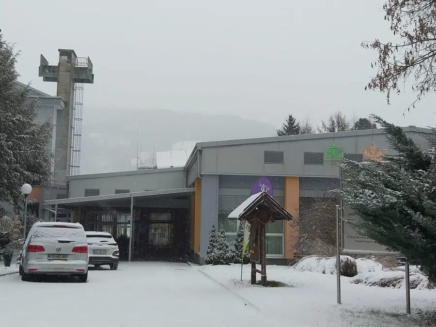 V domu starejših Črneče pri cepljenih stanovalcih okužbe potekale z blagimi simptomi ali celo brez njih