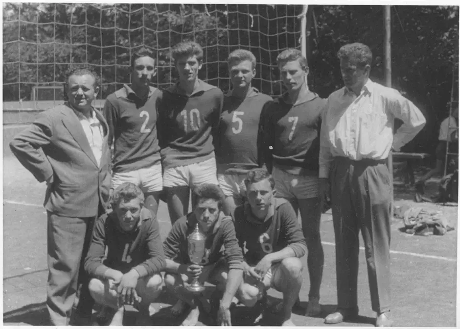 90 let odbojke na Ravnah zdaj v digitalni obliki